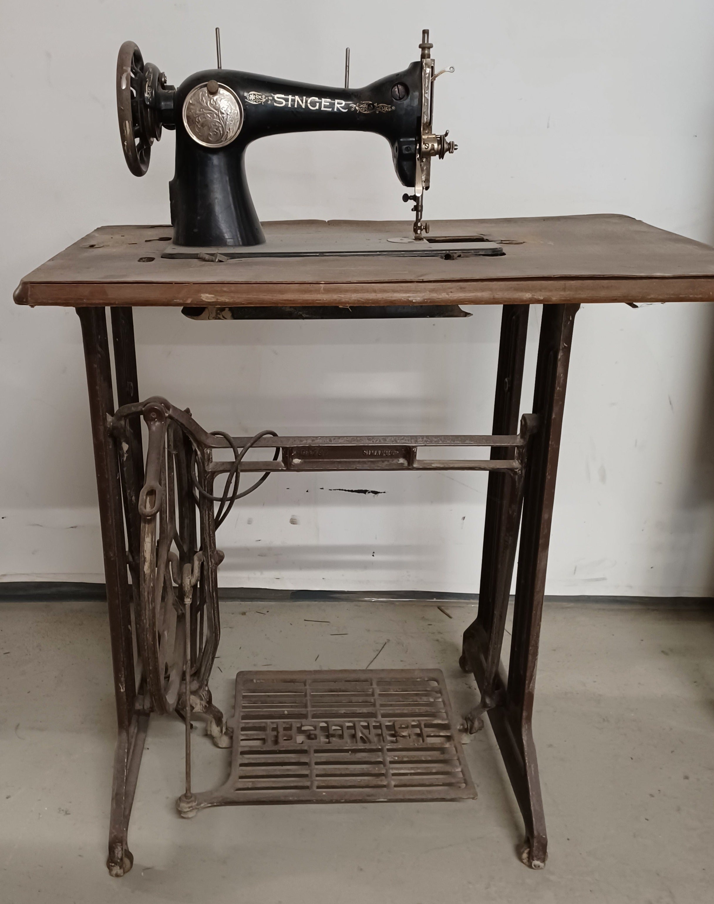2201. Nähmaschine Singer
